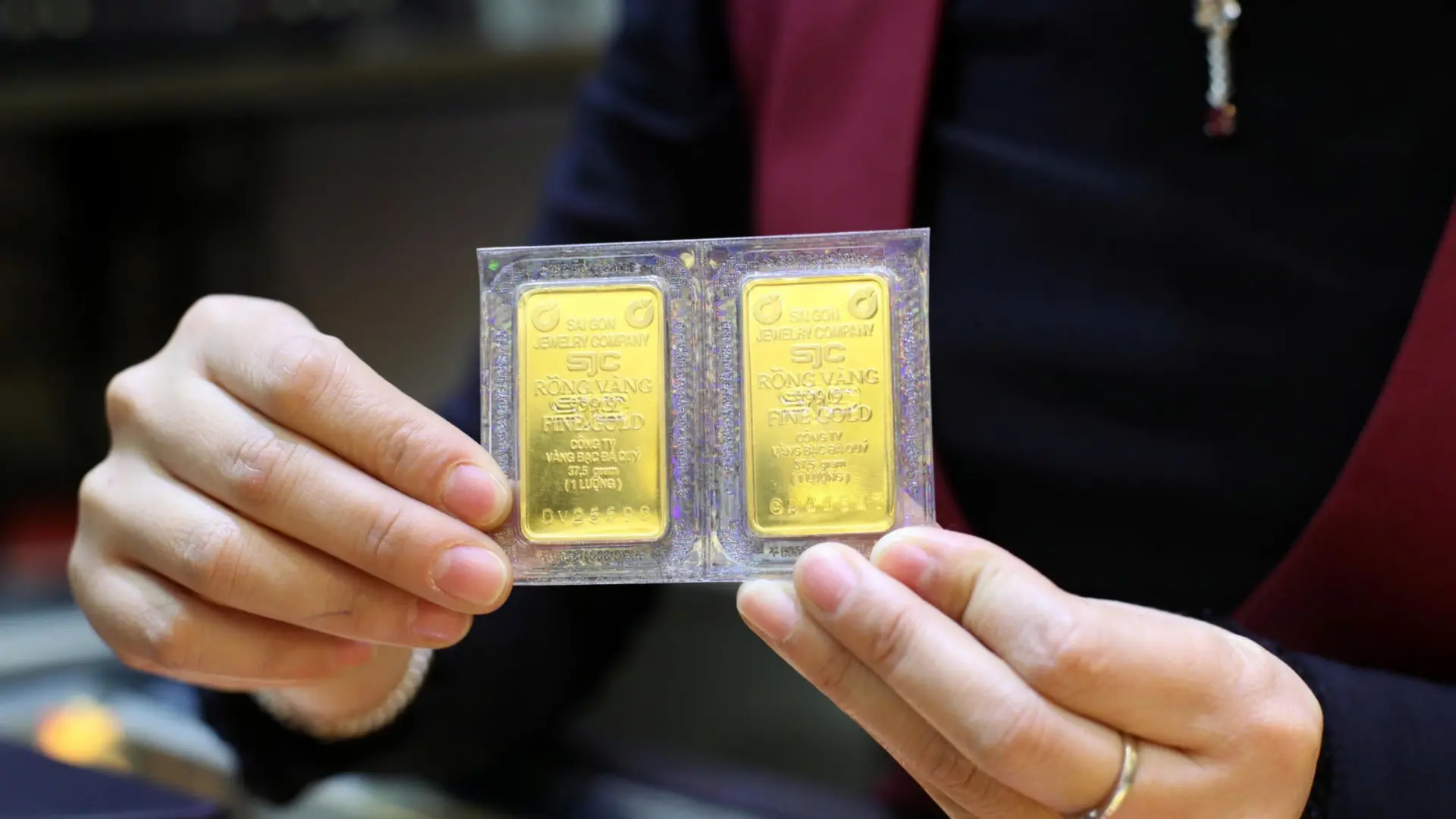 Mua bán vàng miếng có thể chịu thuế 0,1% mỗi lần